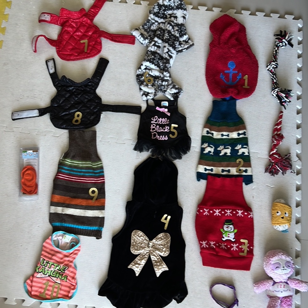 Beautiful pet clothing choose 4 just let me know the number is on the clothing.
